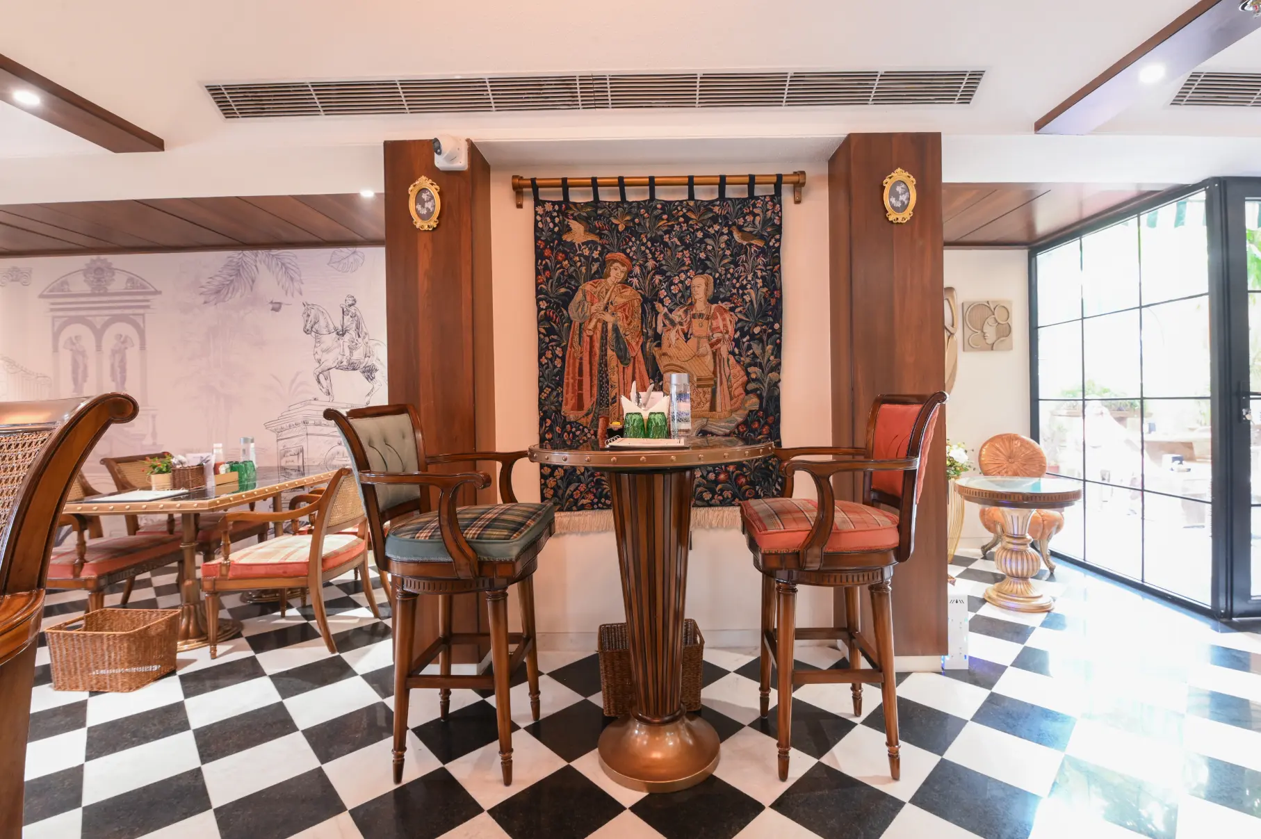 Dining & Bar