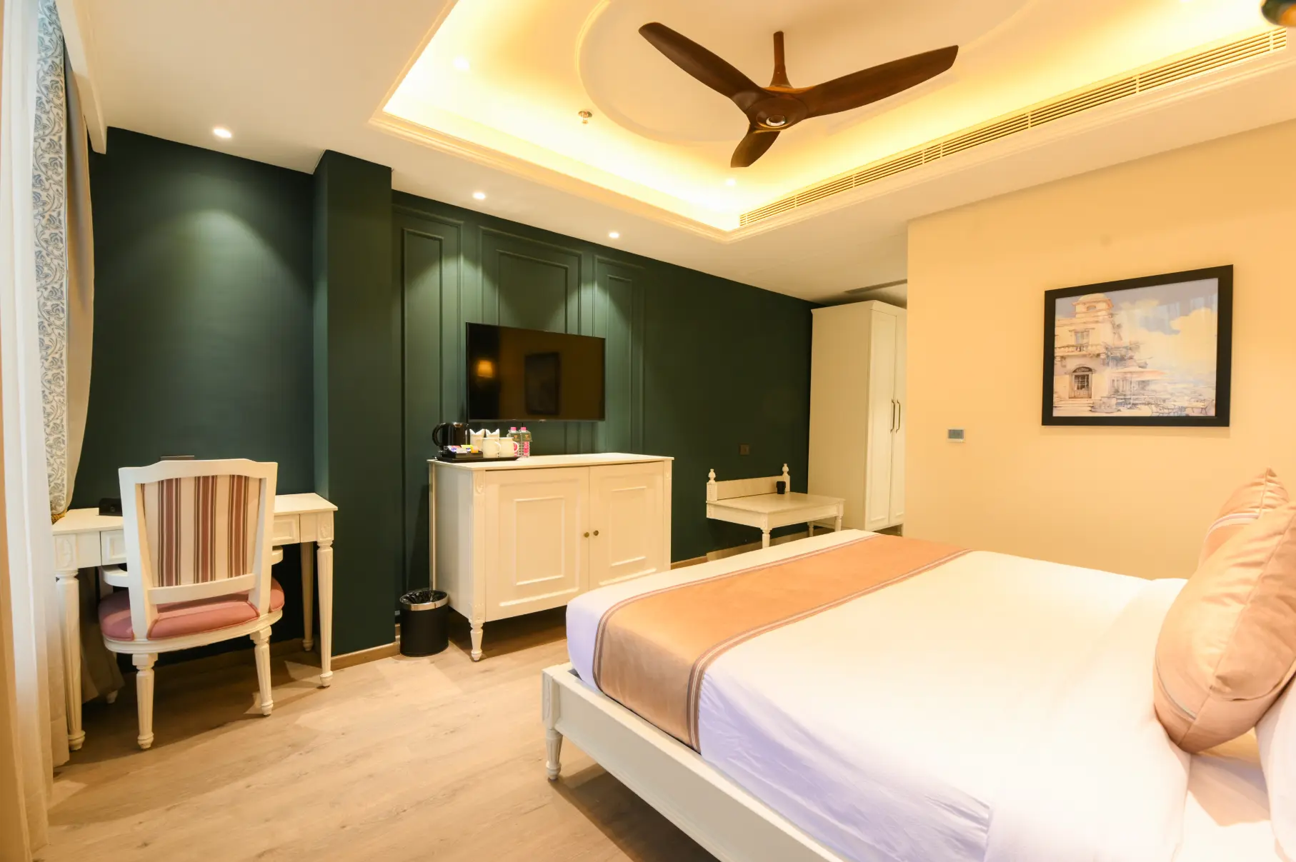 Classic Room - Heritage Decor & Bed