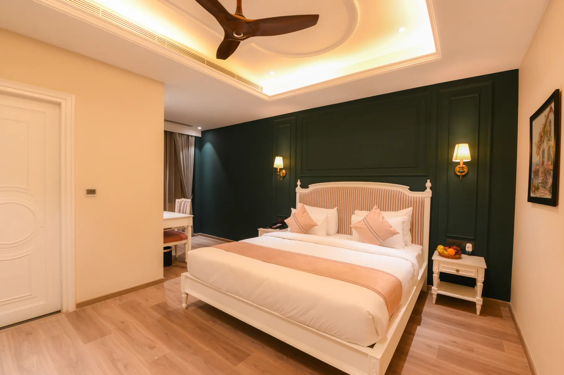 Grand Luxury Room - Heritage Decor Details