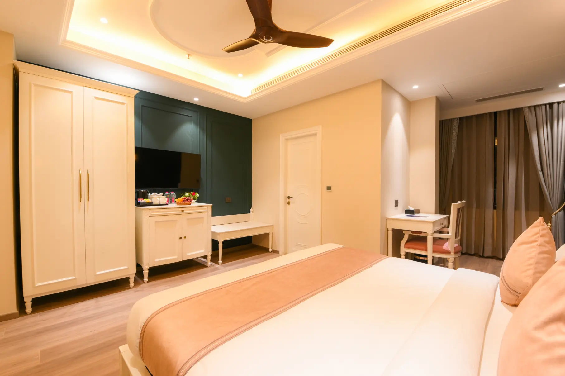 Grand Luxury Room - Room Lighting & Details