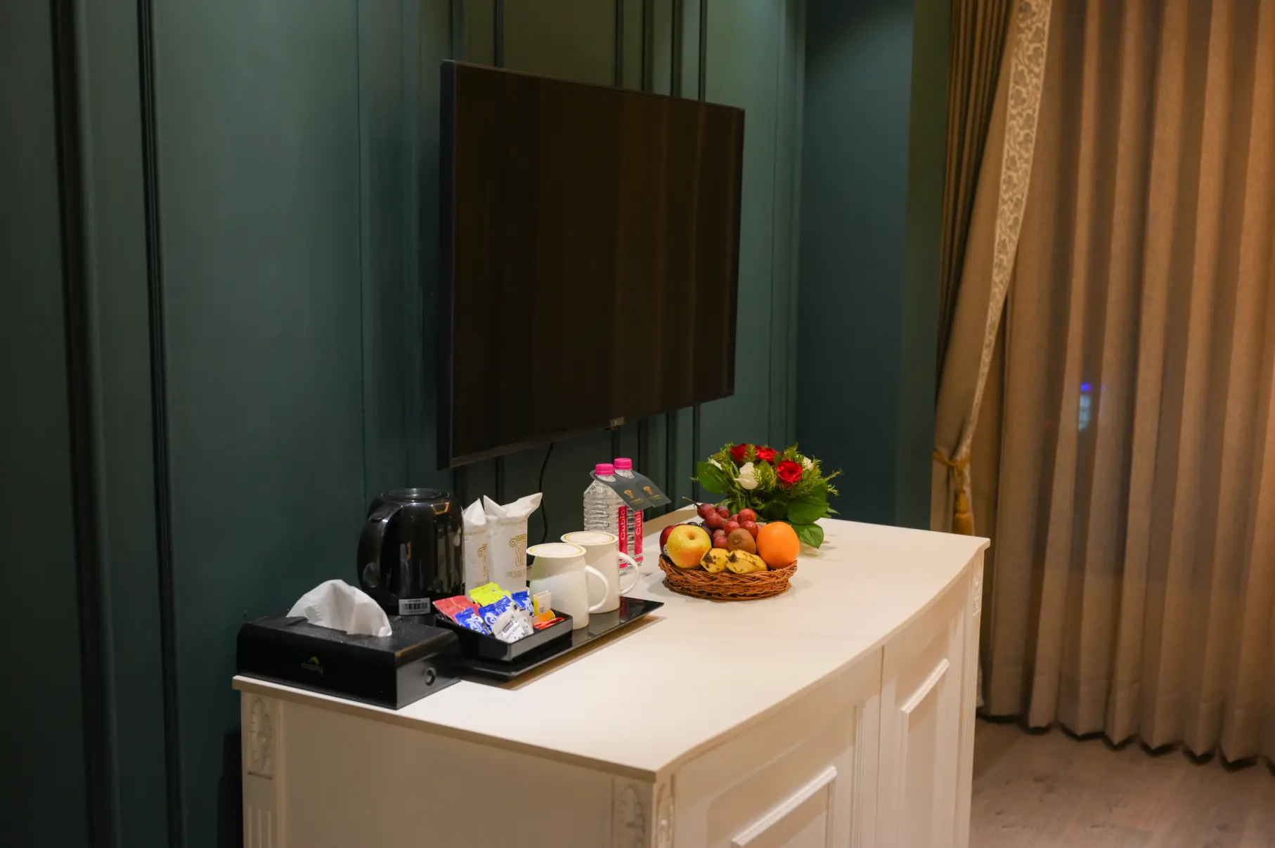 Luxury Twin Room - Twin Beds Angle