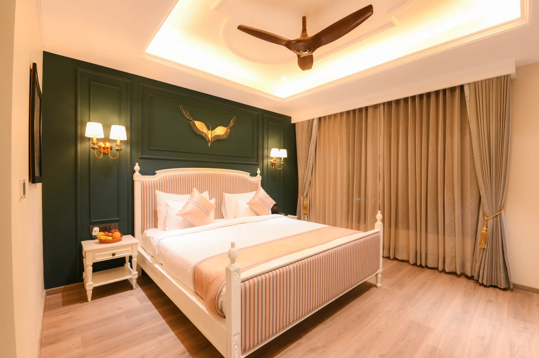 Royal Suite - Heritage Archway & Bed